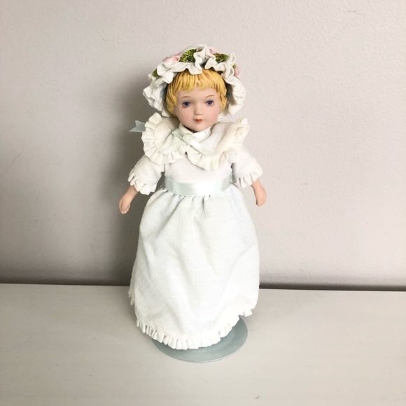 VTG 1985 Avon Victorian Collector Doll - Picture 1 of 12